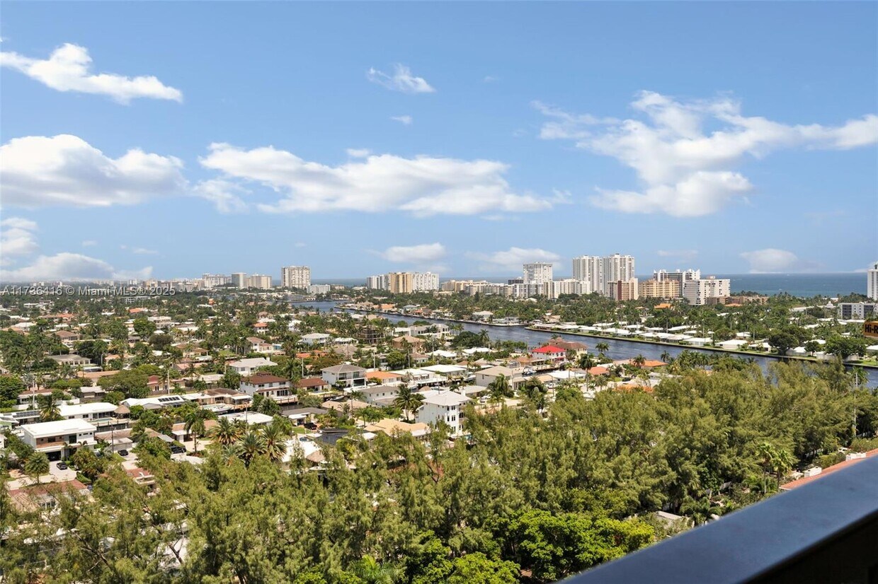 Foto principal - 3200 Port Royale Dr N