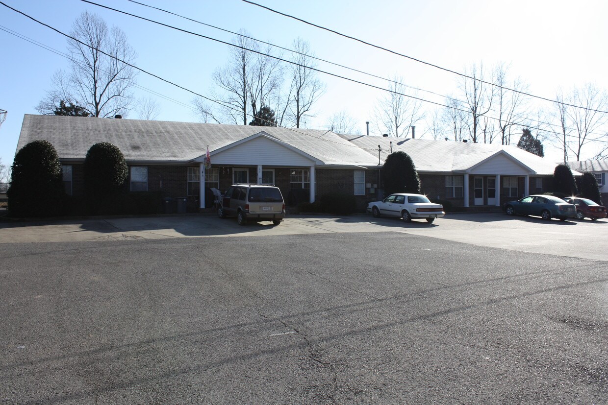 Primary Photo - 121 Country Ln