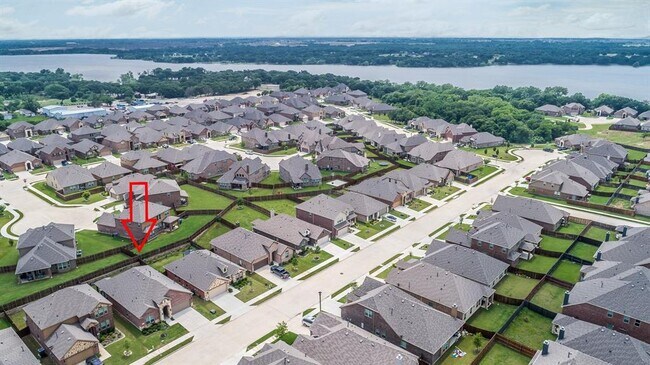 Foto del edificio - 932 Lake Cypress Ln