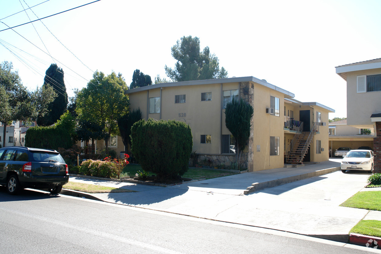 Primary Photo - 528 E Maple St
