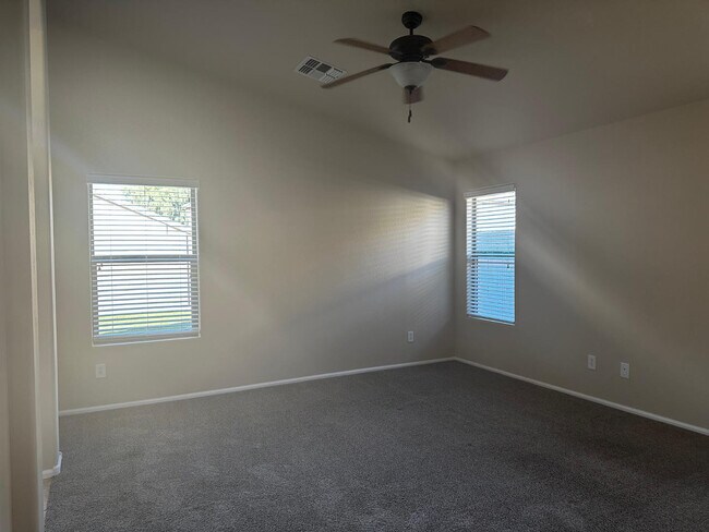 Foto del edificio - 1672 W Paisley Dr