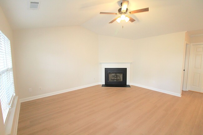 Foto del edificio - Newly Renovated 2 Bedroom Townhome!!