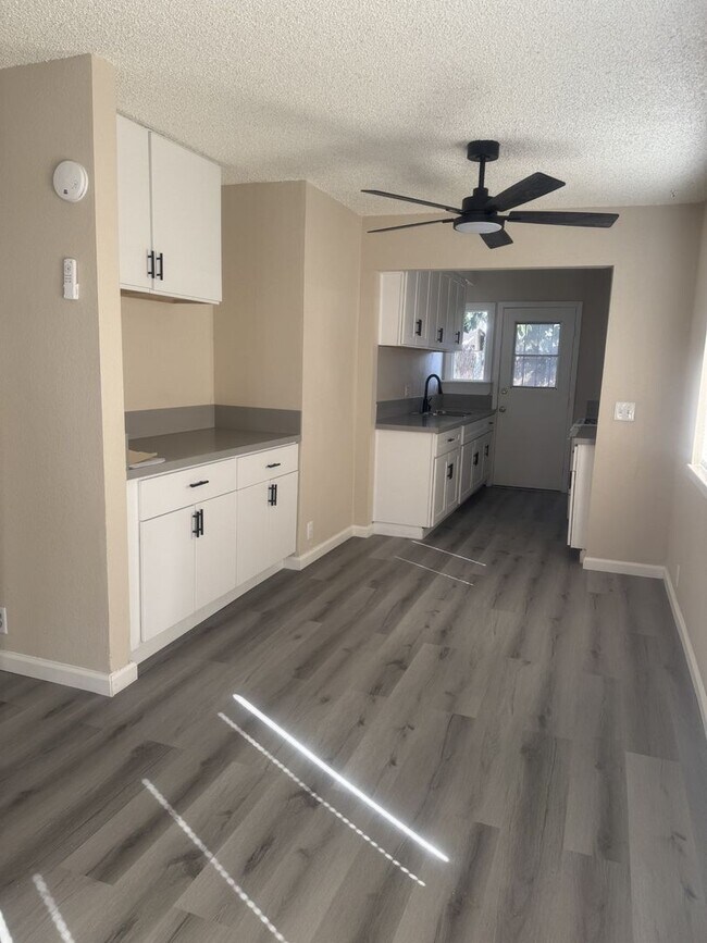 Foto del edificio - 2433 E Garvey Ave N