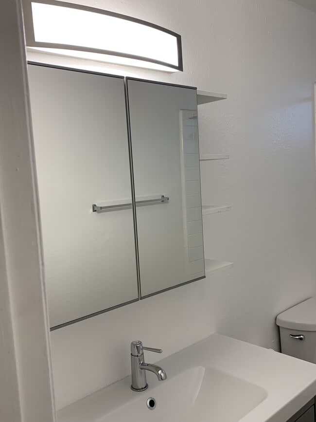 Building Photo - 1351 N Orange Dr