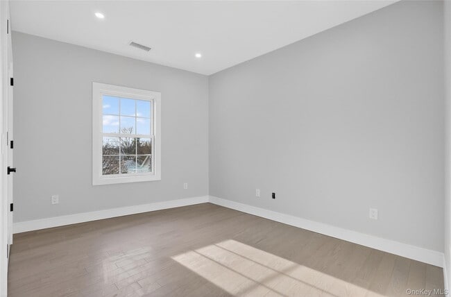 Building Photo - 10 Market St