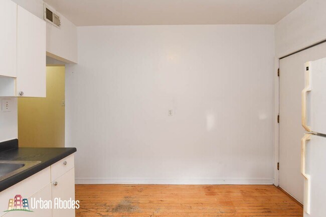 Building Photo - 3038 W Wellington Ave