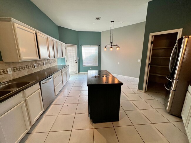 Building Photo - AVAILABLE NOW!