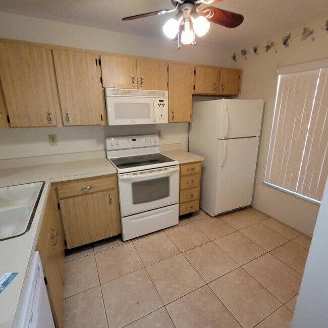 Building Photo - 2932 Stilwell Ct