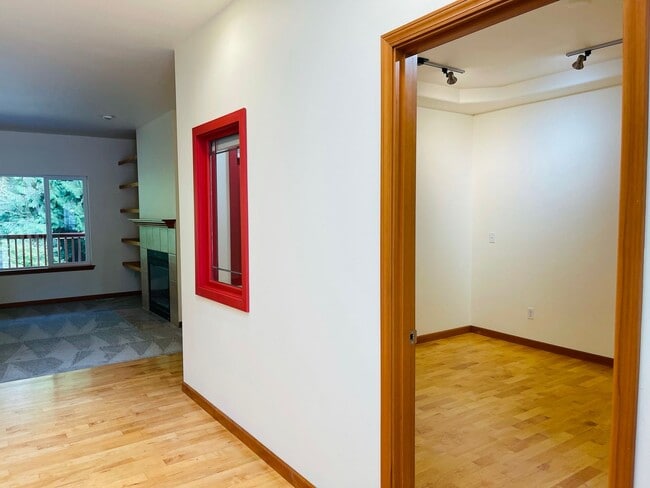 Building Photo - Prime Poulsbo location....3 bedroom rambler with bonus or office