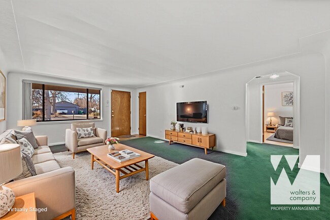 Foto del edificio - Freshly Painted 3-Bed Brick Home with Oversized Heated 2-Car Garage & Bonus Spaces