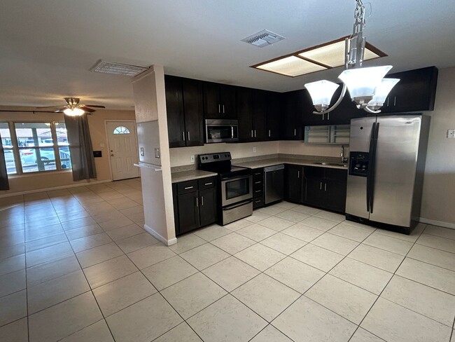 Building Photo - 3944 W Bethany Home Rd