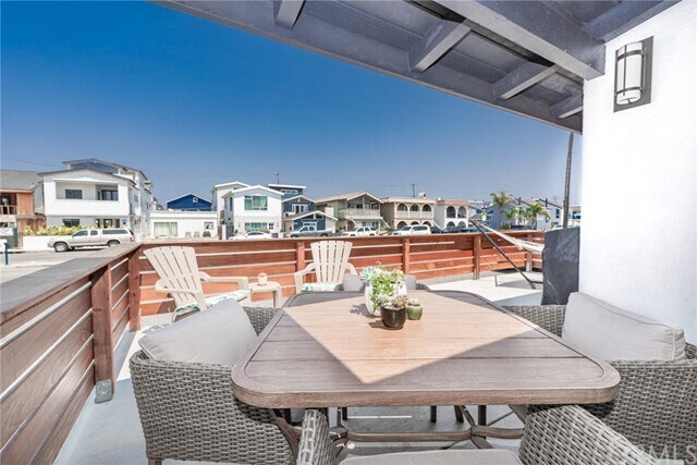 Foto del edificio - 915 W Balboa Blvd