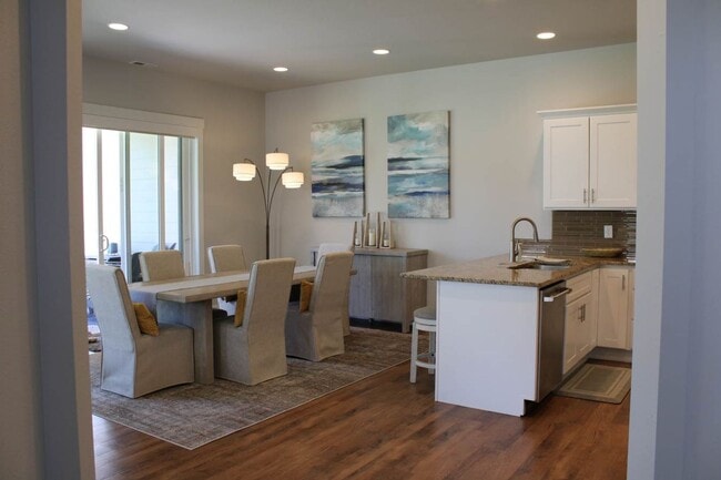 Building Photo - Beautiful Wollochet Bay 3-Bedroom Town Home