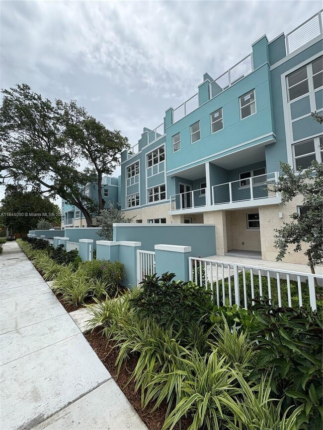 Building Photo - 824 SE 12th Ct