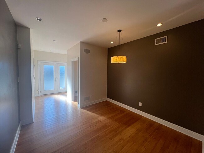 Foto del edificio - Beautiful 3 Bedroom/ 2.5 Bath with Integra...