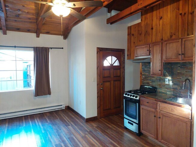 Foto del edificio - Cute pet friendly duplex studio Available 4/6/26 for viewing and renting in the Al Tahoe neighbor...