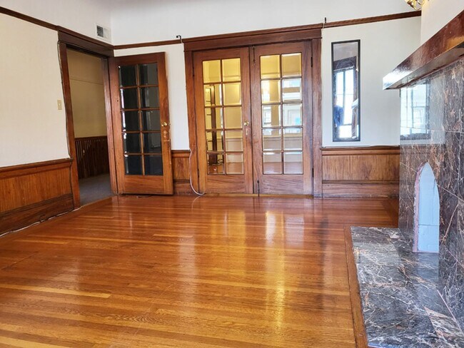Foto del edificio - 2 Bedrooms 1.5 Bath Flat with a Bonus Room...
