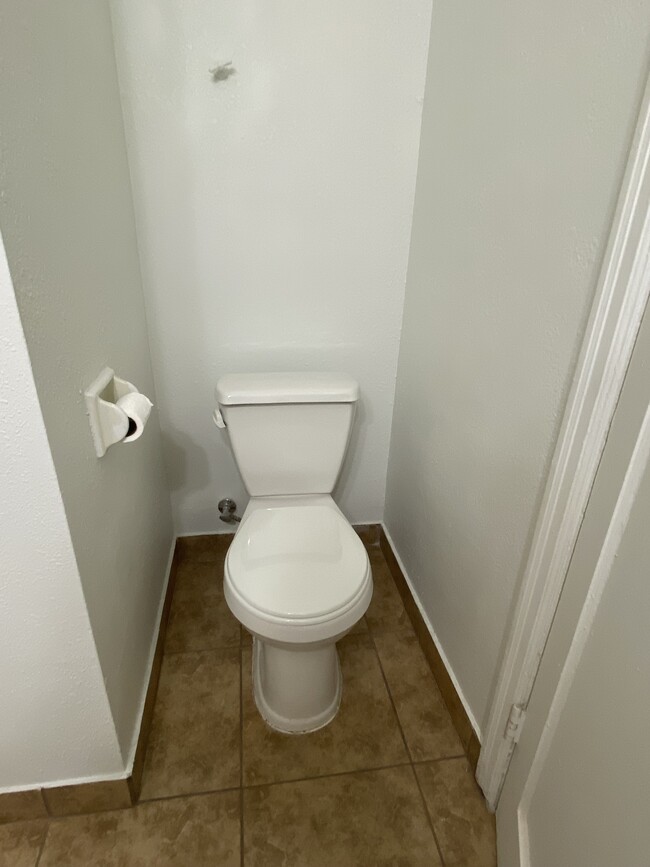 Baño - 3355 E Terrace Ave