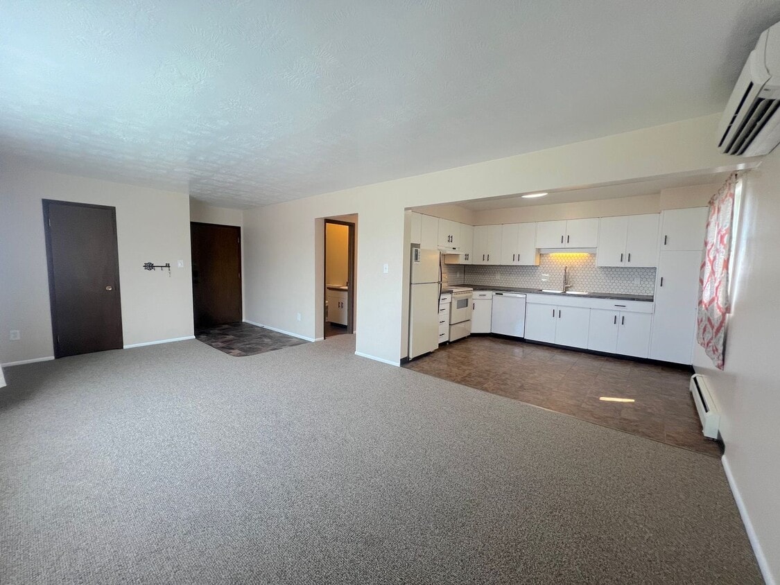 Primary Photo - Extra Large 2 bedroom 1.5 Bath Centrally L...