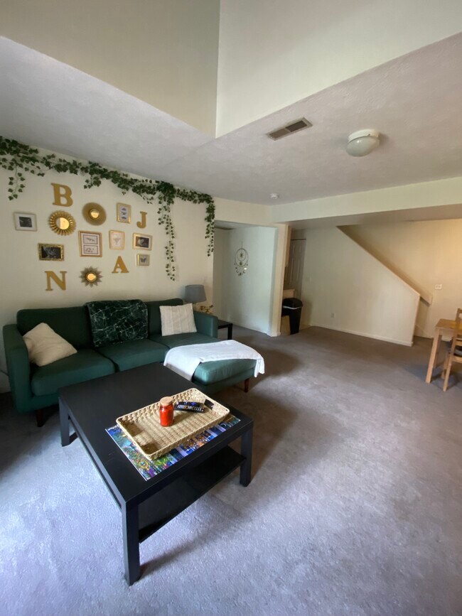 Sala de estar de la unidad D - Sycamore Place