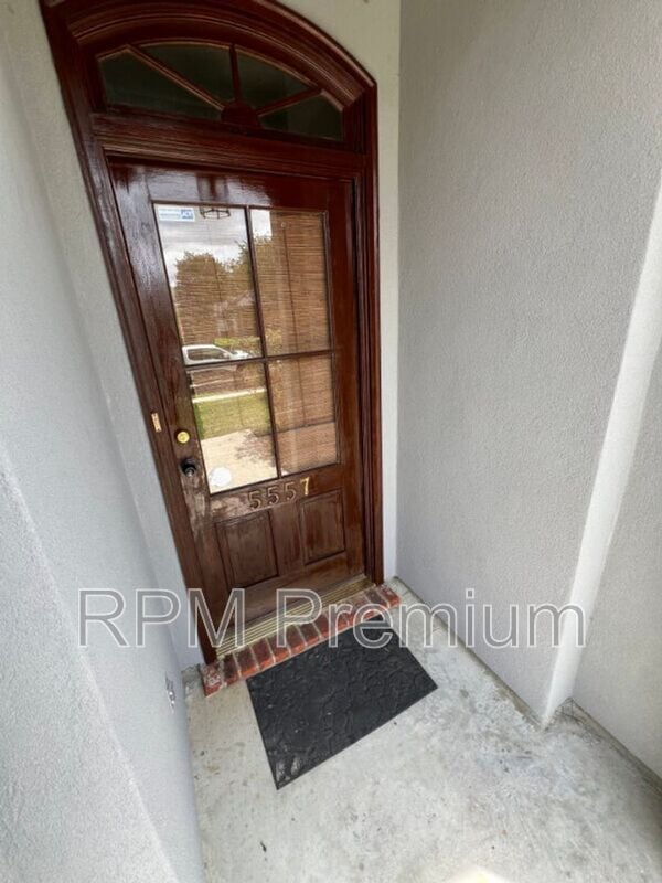 Building Photo - 5557 Arialo Dr