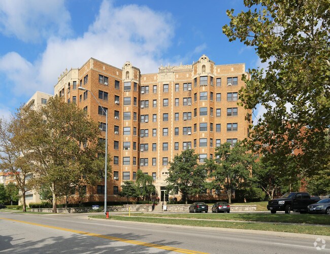 Foto del edificio - Plaza Apartment Center