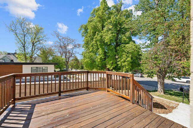 Foto del edificio - 1004 E 200 S