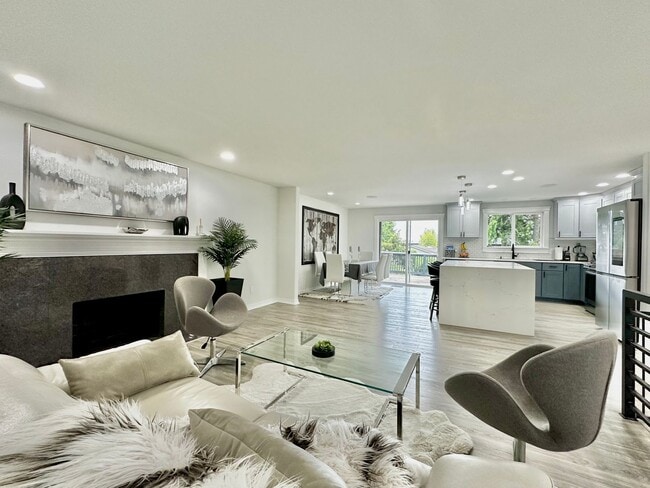 Building Photo - Fully Remodeled, Partially Furnished 4BR/3...