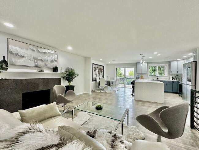 Foto del edificio - Fully Remodeled, Partially Furnished 4BR/3...