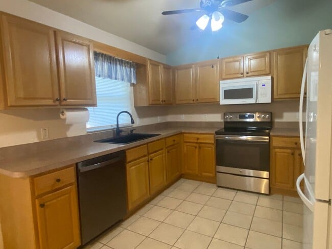 Foto del edificio - 3/2 Rental With Large Fenced Backyard