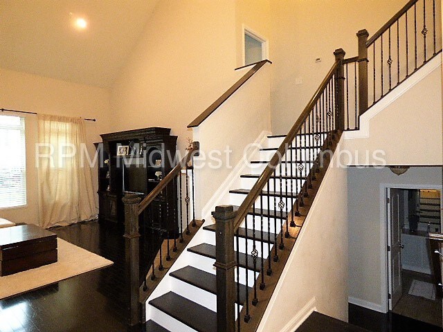 Building Photo - 1025 Santana St