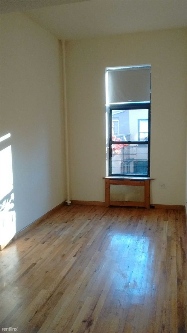Building Photo - 44 W 90th St