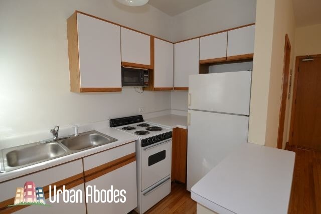 Building Photo - 634 W Barry Ave