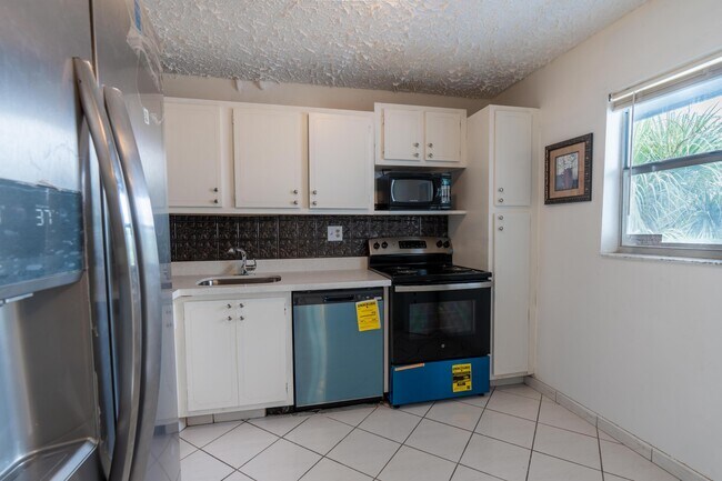 Foto del edificio - 8360 Sands Point Blvd