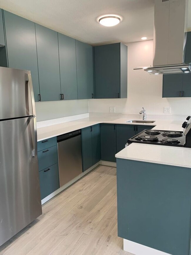 Building Photo - 2 bed 1 bath Fully Renovated Apartment in ...