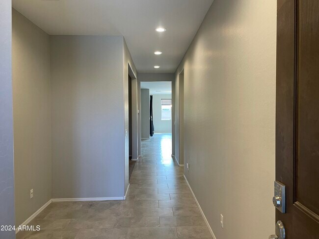 Foto del edificio - 16607 W Mescal St