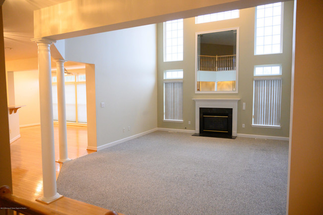 Building Photo - 1374 Bridport Dr