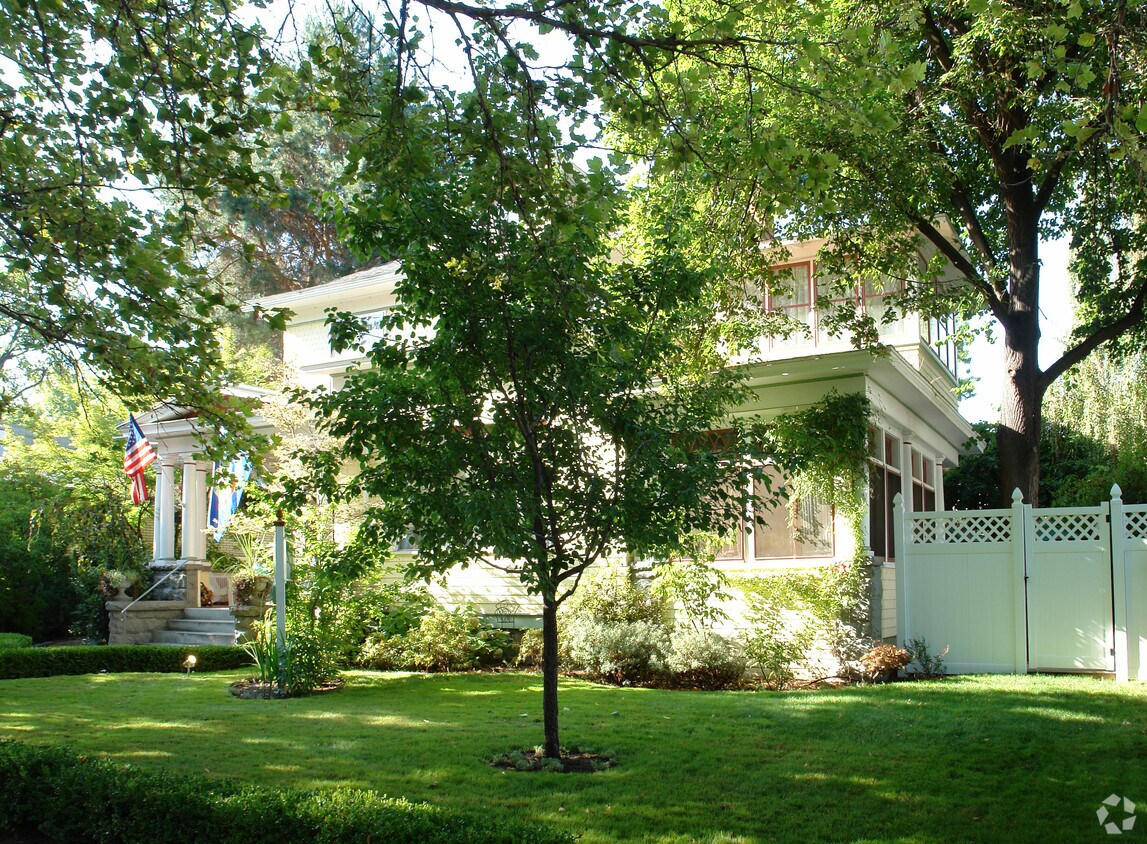Building Photo - Heritage House