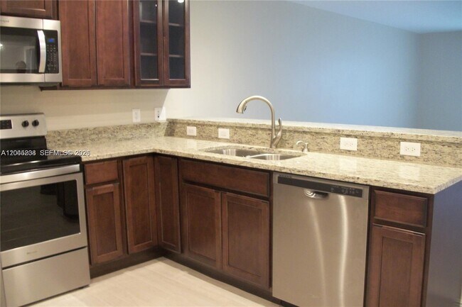Foto del edificio - 13900 Lake Placid Ct