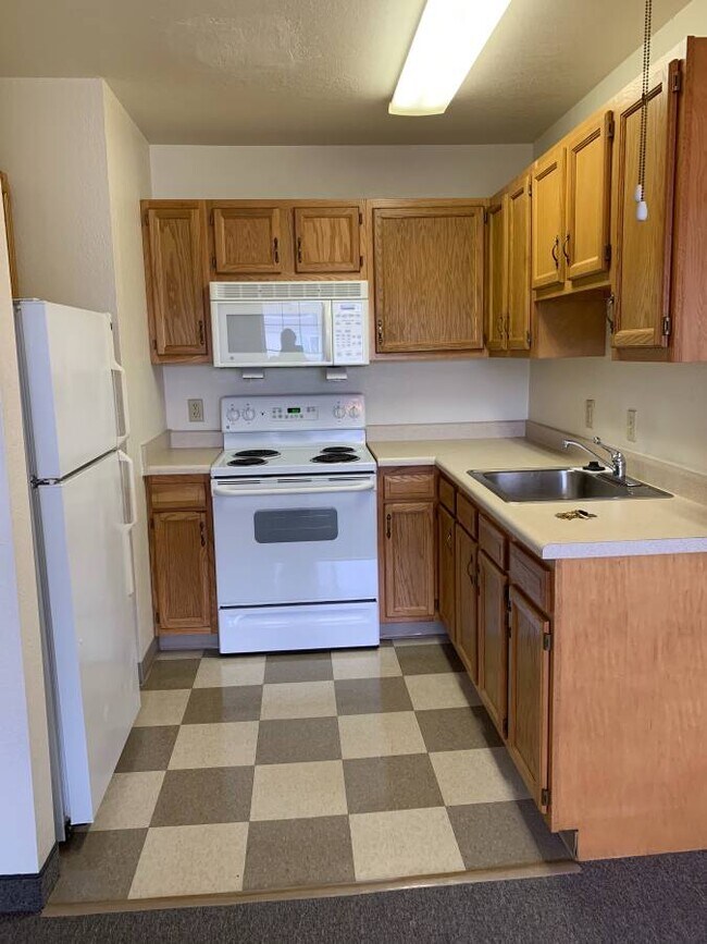Cocina estándar - Pineview Apartments (55 and older community)