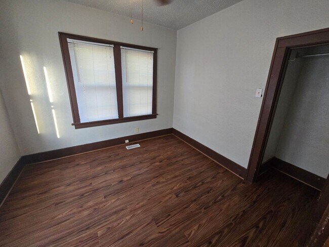 Building Photo - $1100 - 2 Bed 1 Bath Home