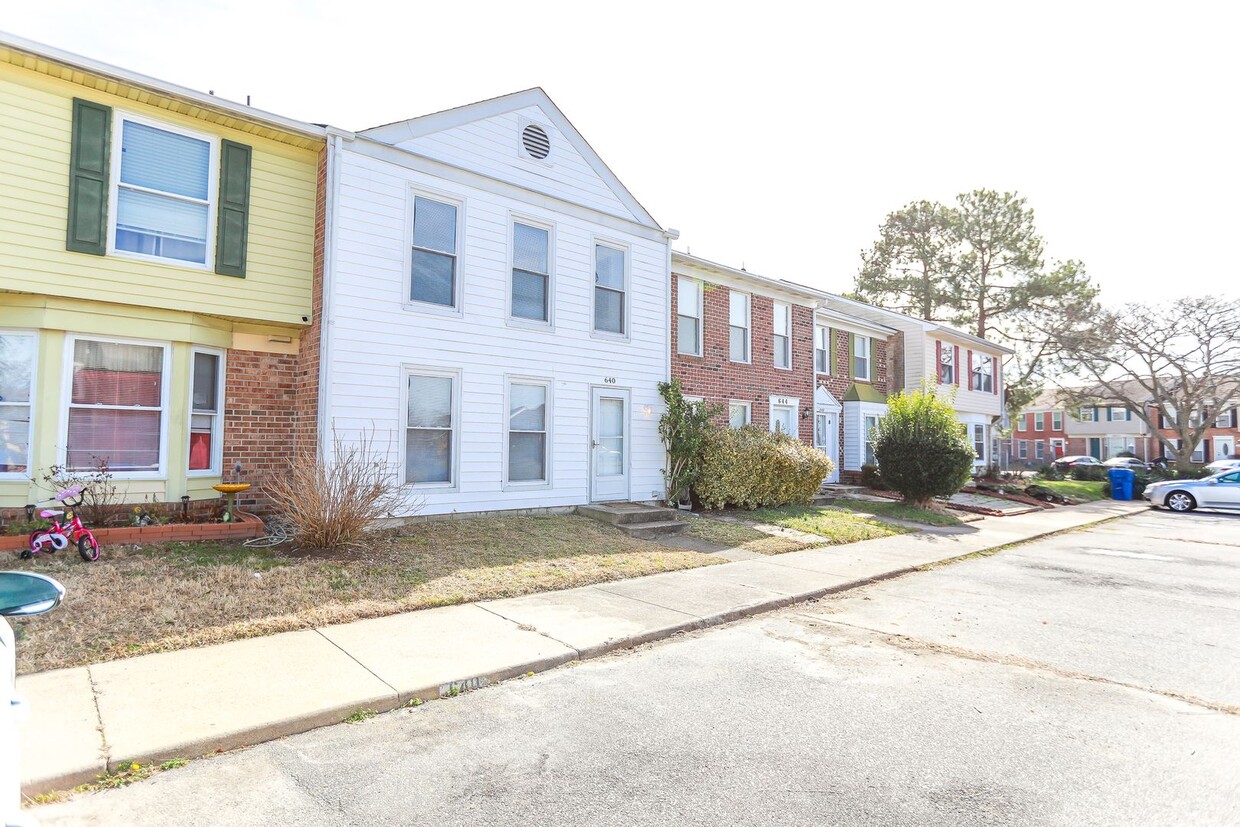 Foto principal - Spacious 3 bed/2.5 bath townhome in VB!