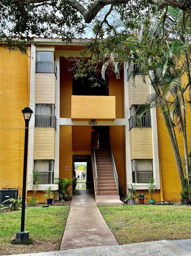 Foto del edificio - 3858 Coral Tree Cir