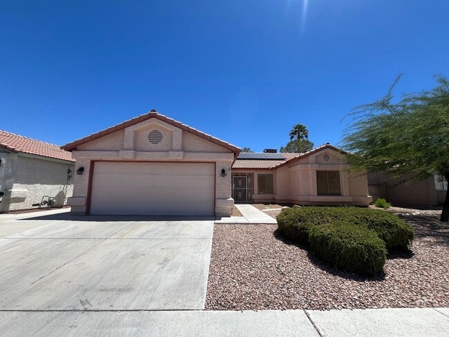 Building Photo - Bright & Beautifully Renovated 3 Bed, 2 Ba...