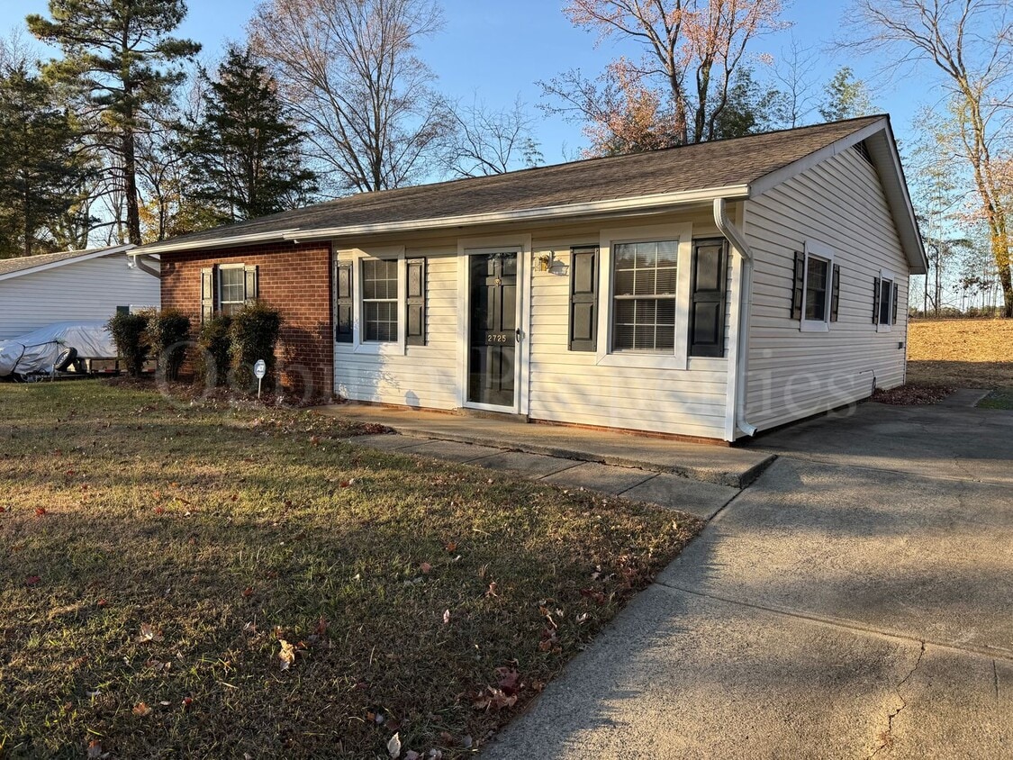 Primary Photo - 2725 Laguna Ave