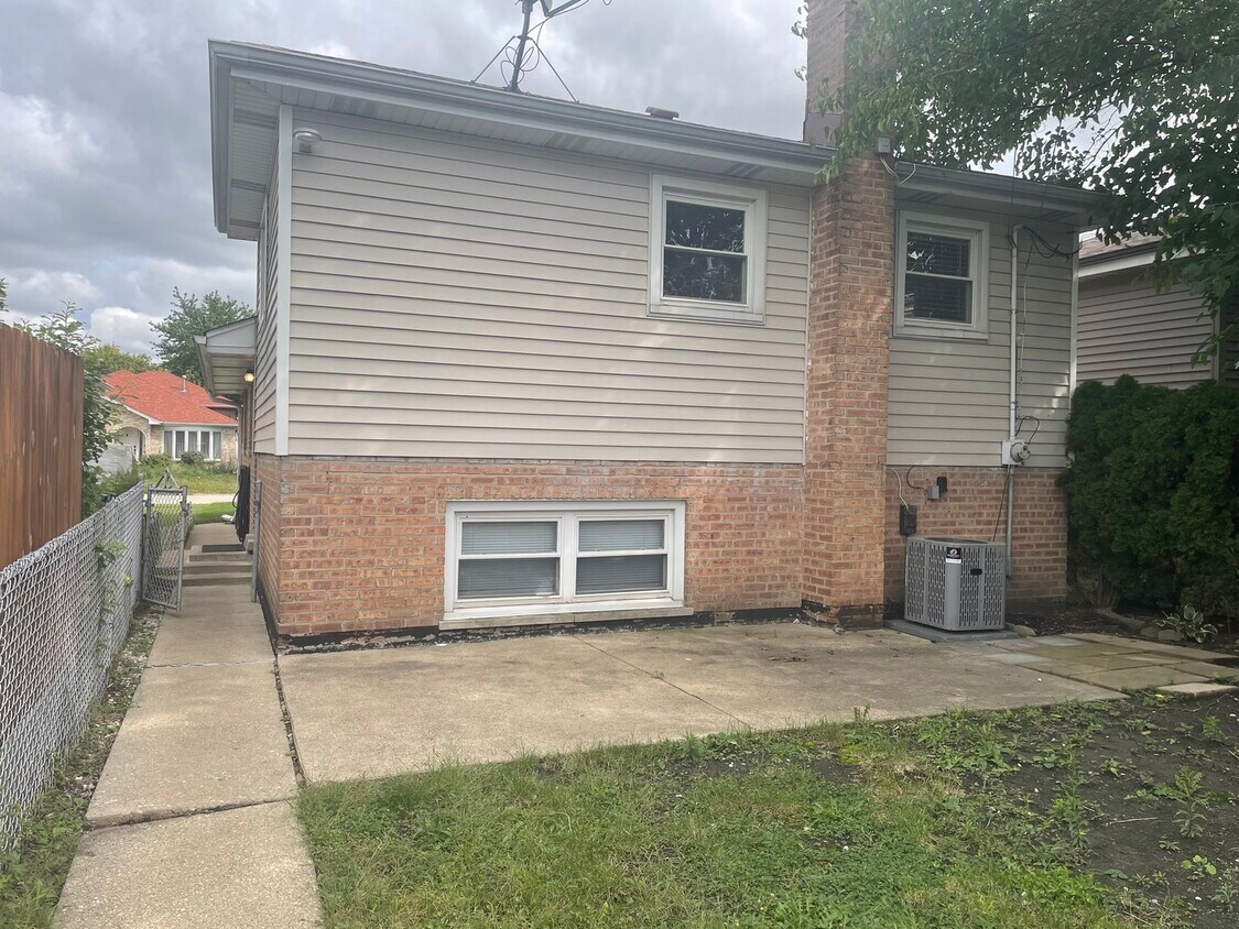 Foto del edificio - 7950 Rutherford Ave