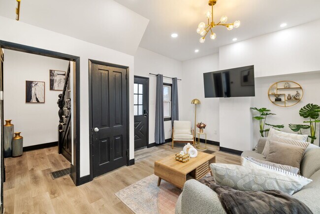 Sala de estar con puerta al sótano y pasillo a la escalera. - 10 Carrie St