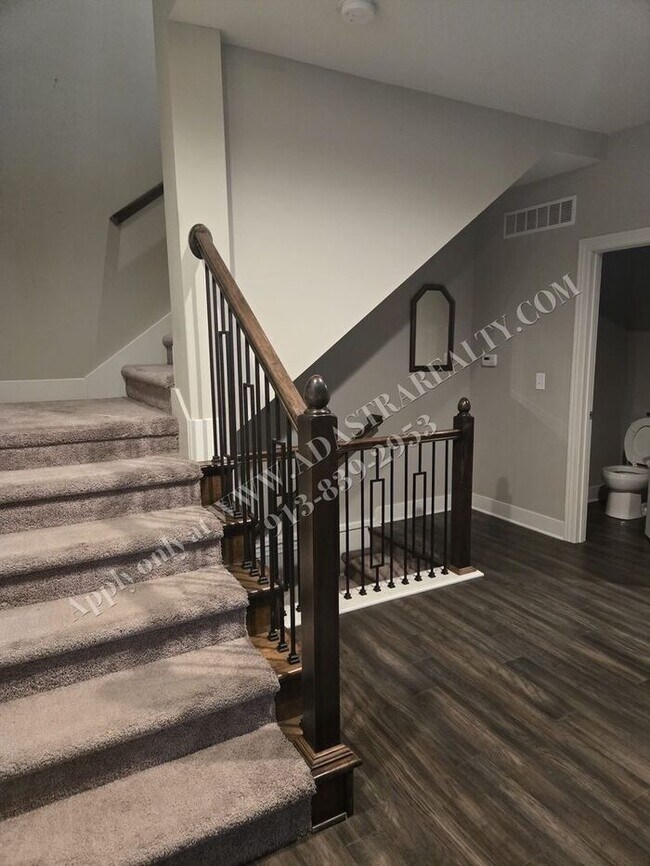 Foto del edificio - Beautiful Like New Townhome in De Soto-Coming SOON!!