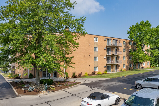 Building Photo - The Towers at Falling Water