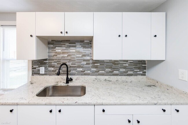 Building Photo - 3 br, 1.5 bath House - 482 East Jenkins Av...